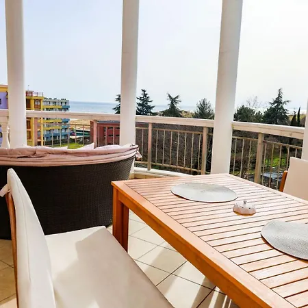 Apartment Barbie-themed 3bdr Penthouse Near The Beach, Nessebar