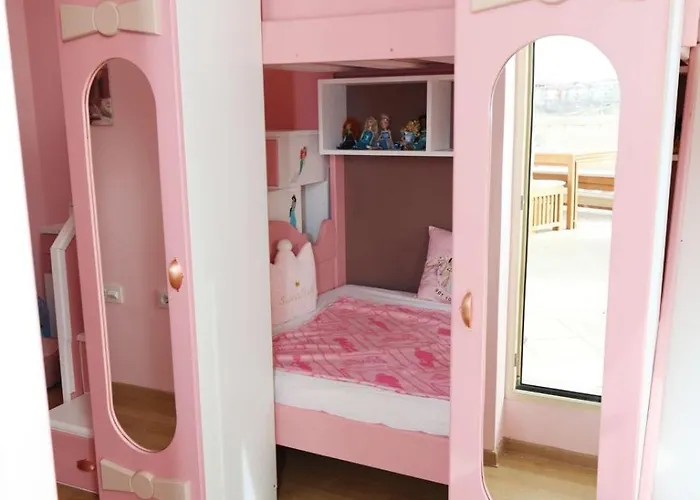 Barbie-themed 3bdr Penthouse Near The Beach, Несебър