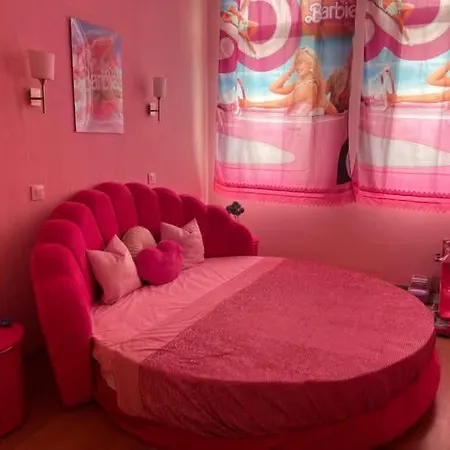 Barbie-themed 3bdr Penthouse Near The Beach, 内塞伯尔
