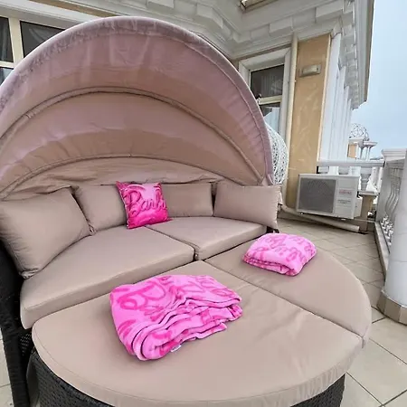 Barbie-themed 3bdr Penthouse Near The Beach, 内塞伯尔