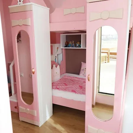 Barbie-themed 3bdr Penthouse Near The Beach, Nesebar