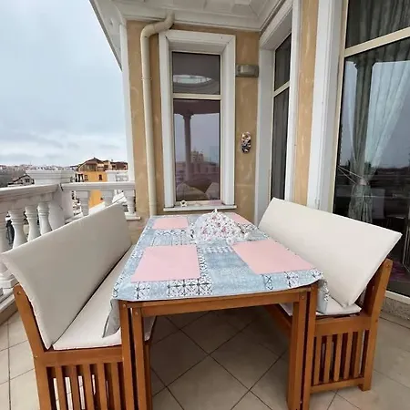 Barbie-themed 3bdr Penthouse Near The Beach, Nesebar