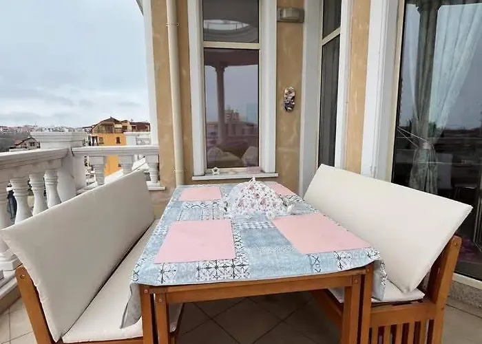 Barbie-themed 3bdr Penthouse Near The Beach, Nessebar