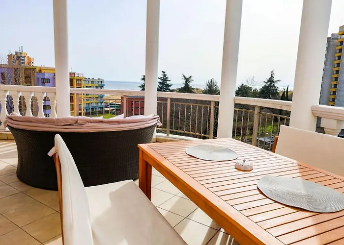 Apartment Barbie-themed 3bdr Penthouse Near The Beach, Nessebar
